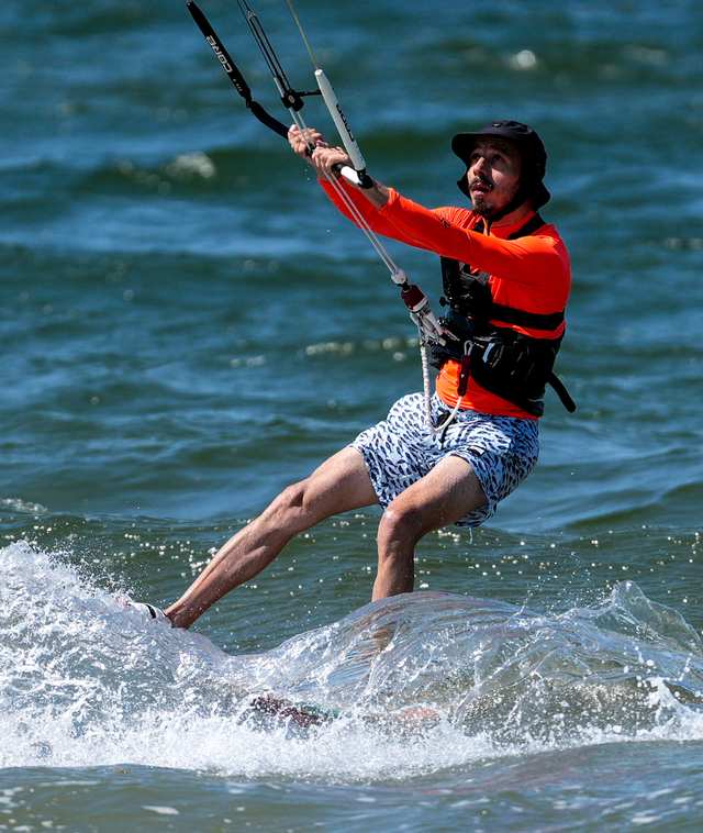 Ayazma'da kiteboard yapan sporcu